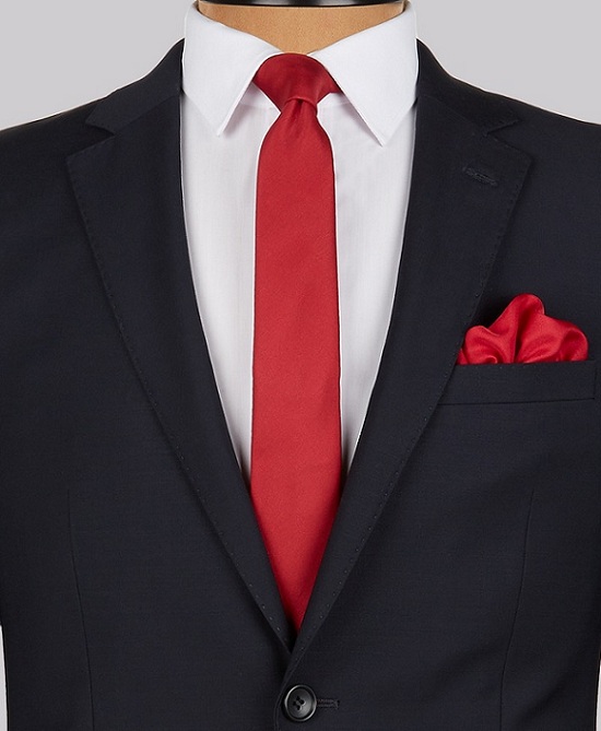 کراوات قرمز با کت و شلوار سرمه ای