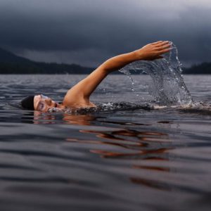 فواید فیزیکی و ذهنی شنا کردن